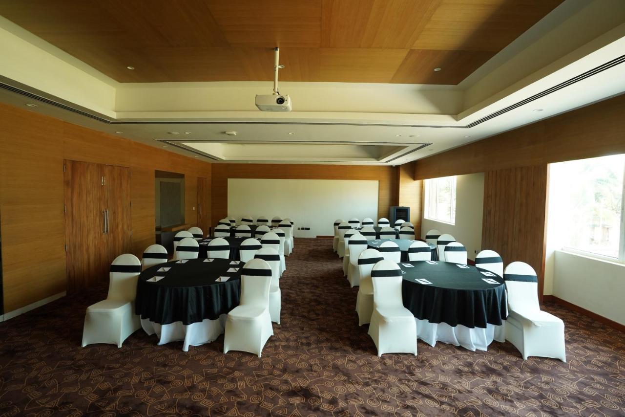 Manjeera Sarovar Premiere Hotel Rājahmundry Buitenkant foto