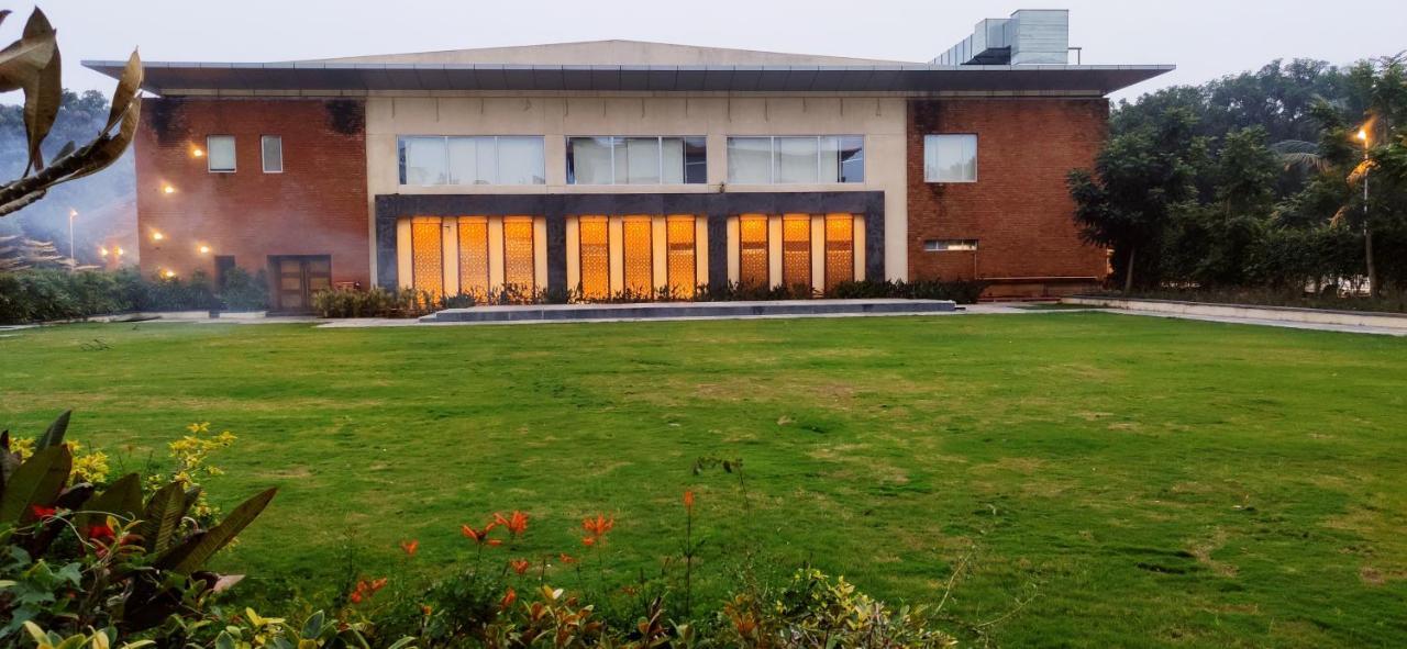 Manjeera Sarovar Premiere Hotel Rājahmundry Buitenkant foto
