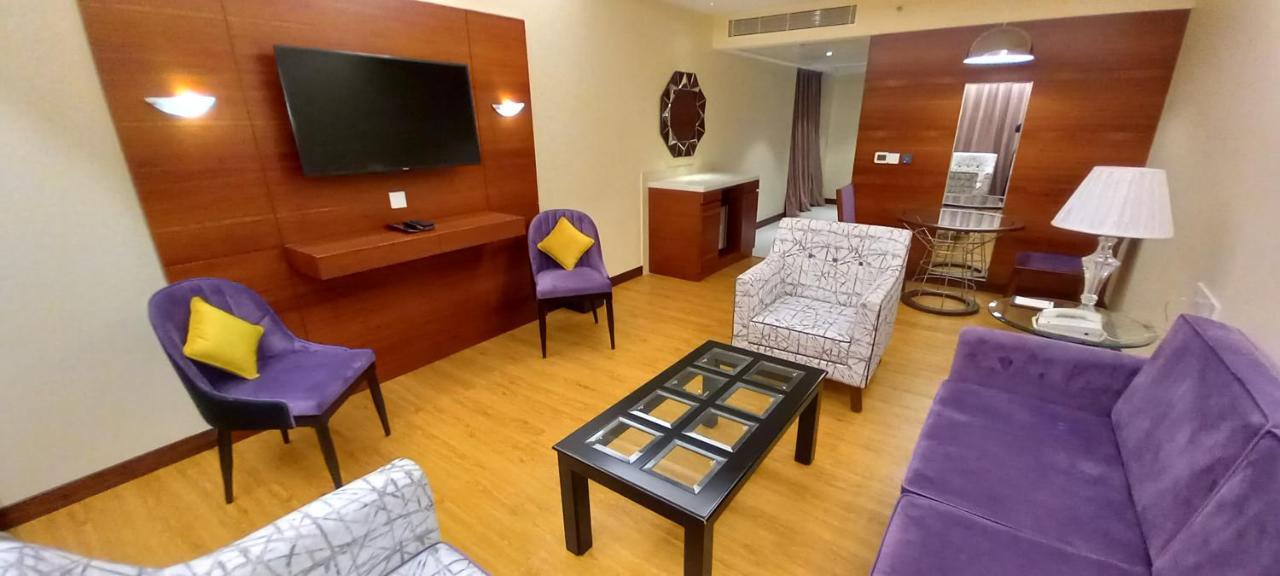 Manjeera Sarovar Premiere Hotel Rājahmundry Buitenkant foto