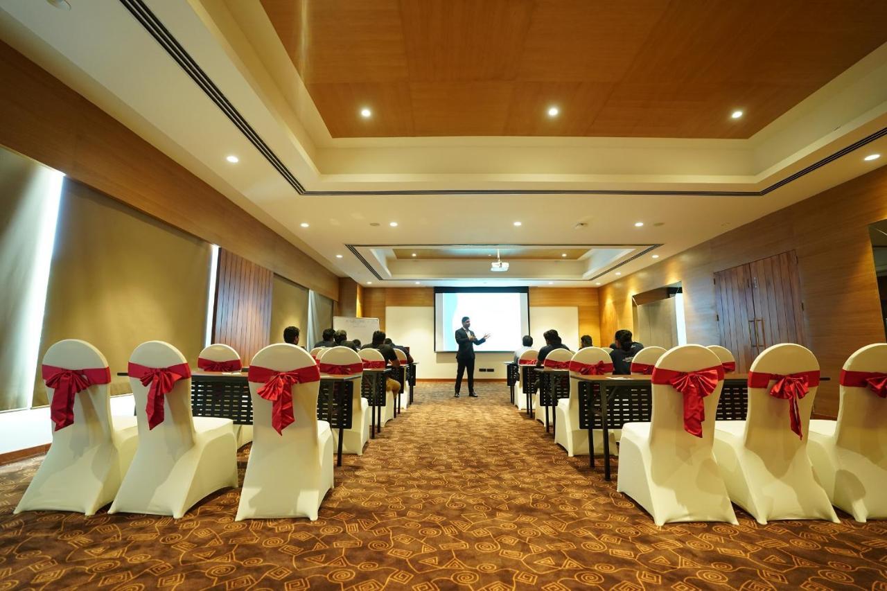 Manjeera Sarovar Premiere Hotel Rājahmundry Buitenkant foto