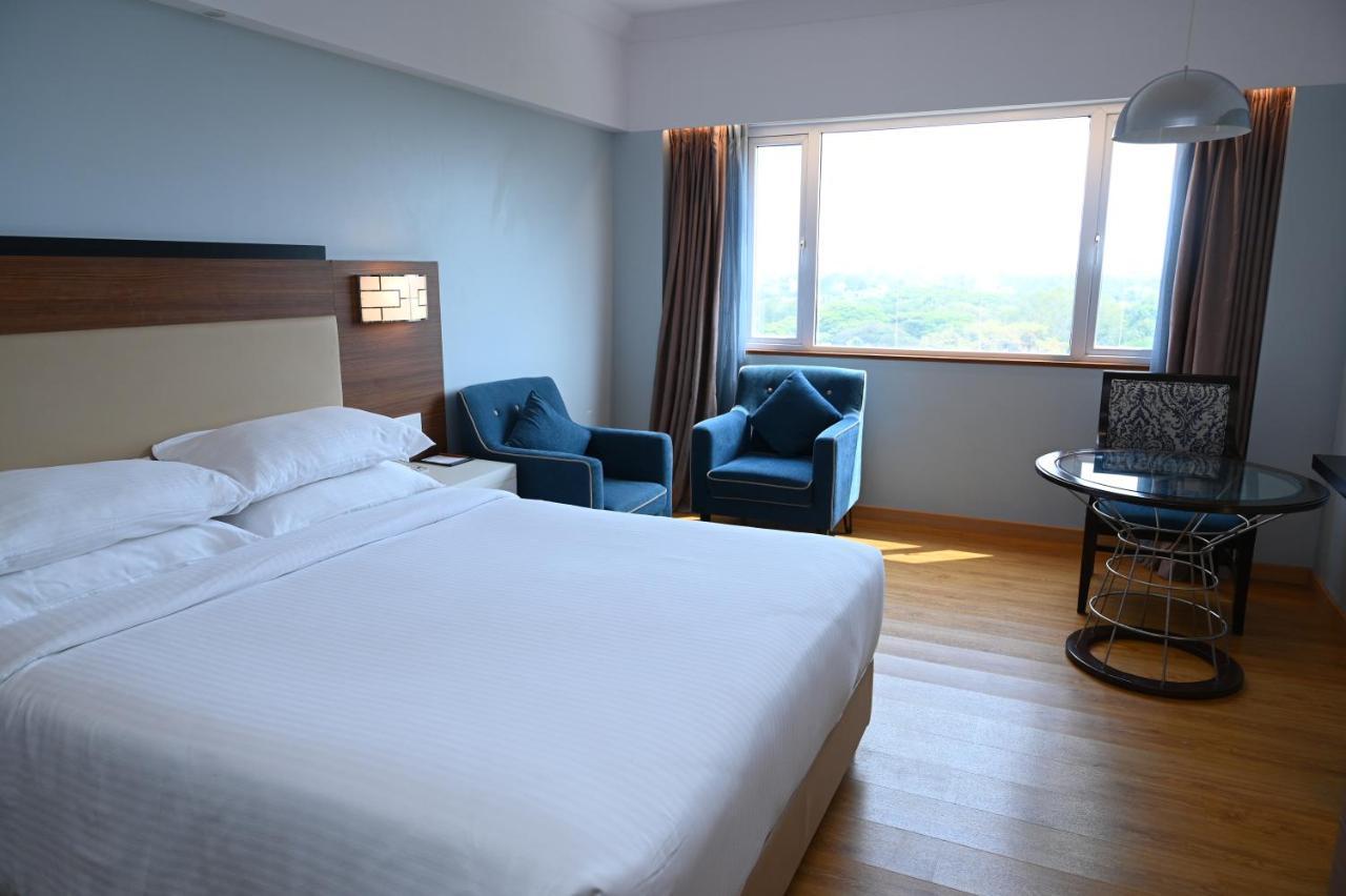 Manjeera Sarovar Premiere Hotel Rājahmundry Buitenkant foto