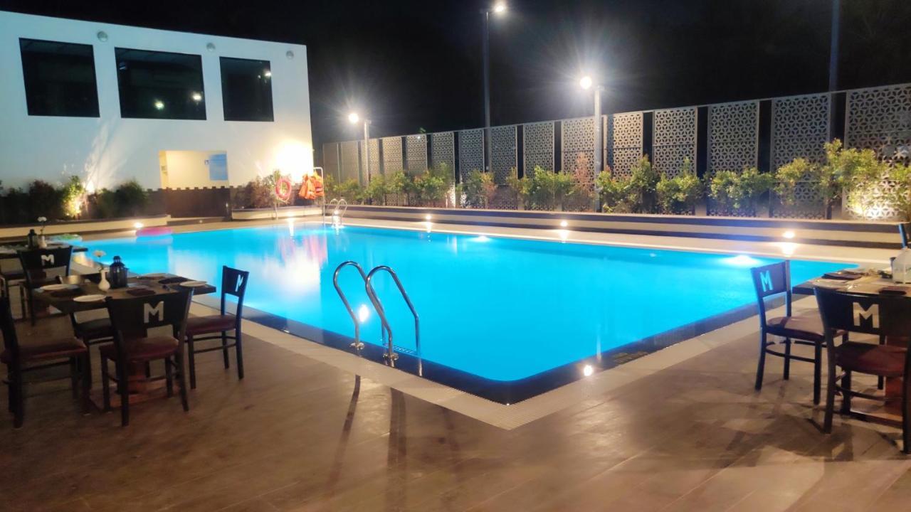 Manjeera Sarovar Premiere Hotel Rājahmundry Buitenkant foto