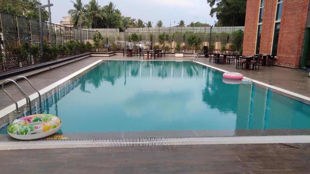 Manjeera Sarovar Premiere Hotel Rājahmundry Buitenkant foto