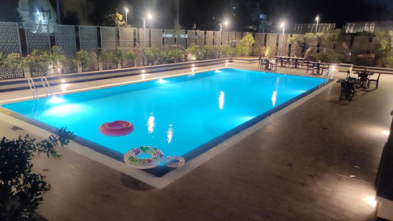 Manjeera Sarovar Premiere Hotel Rājahmundry Buitenkant foto