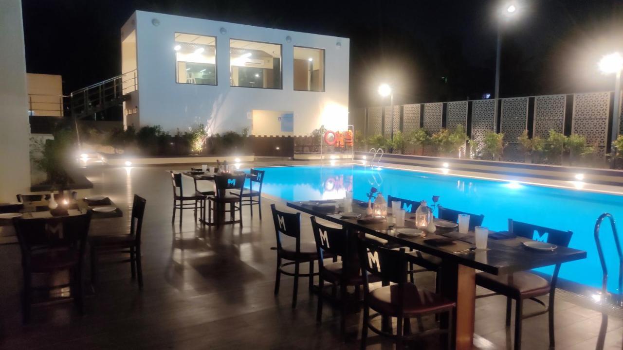 Manjeera Sarovar Premiere Hotel Rājahmundry Buitenkant foto