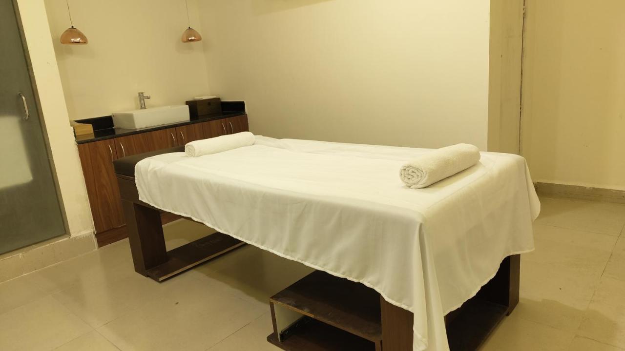 Manjeera Sarovar Premiere Hotel Rājahmundry Buitenkant foto